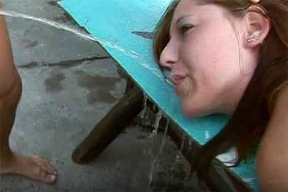 Outdoor Pee Spiele mit einem jungen Teen Mädchen