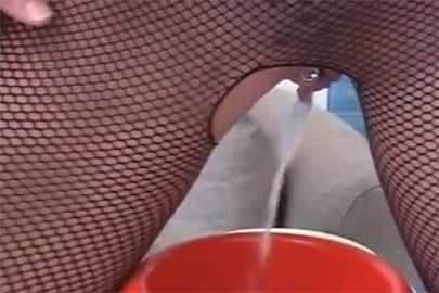 Domina pissing Sexvideo mit gierigem Schlucksklave