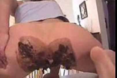 Kaviar Luder masturbiert und rammt sich Finger in Arsch