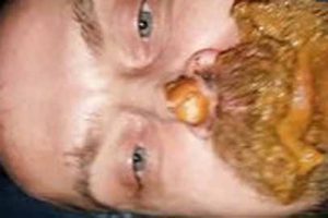 Klosklave frisst Kacke direkt ab Quelle einer Domina