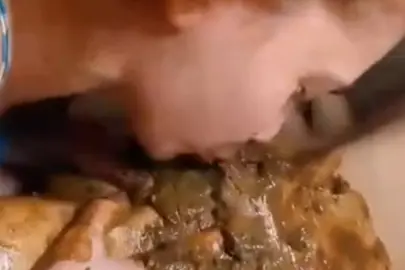Lebende Toilette beim Scheiße fressen direkt von Muschi