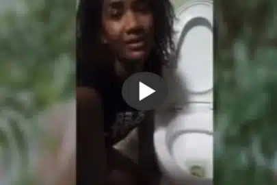 Geil pissen in Public mit einer geilen jungen Schlampe