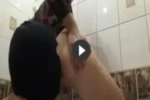 Sklave leckt dirty ass seiner Herrin