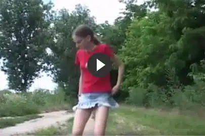 Teen KV Sex Video mit outdoor scheißen