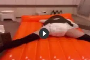 Windel Fetisch Luder masturbiert ohne Hemmungen